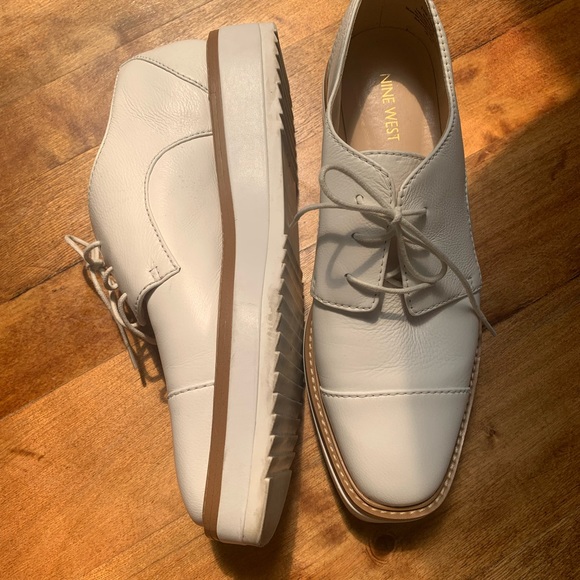 Nine West white lace up shoe - Picture 3 of 8